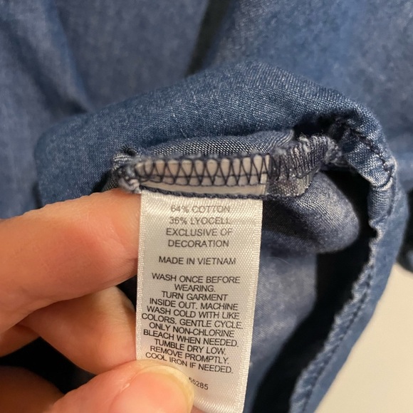 NWT Express Chambray V neck top with tie at waist. Size S - Picture 4 of 5